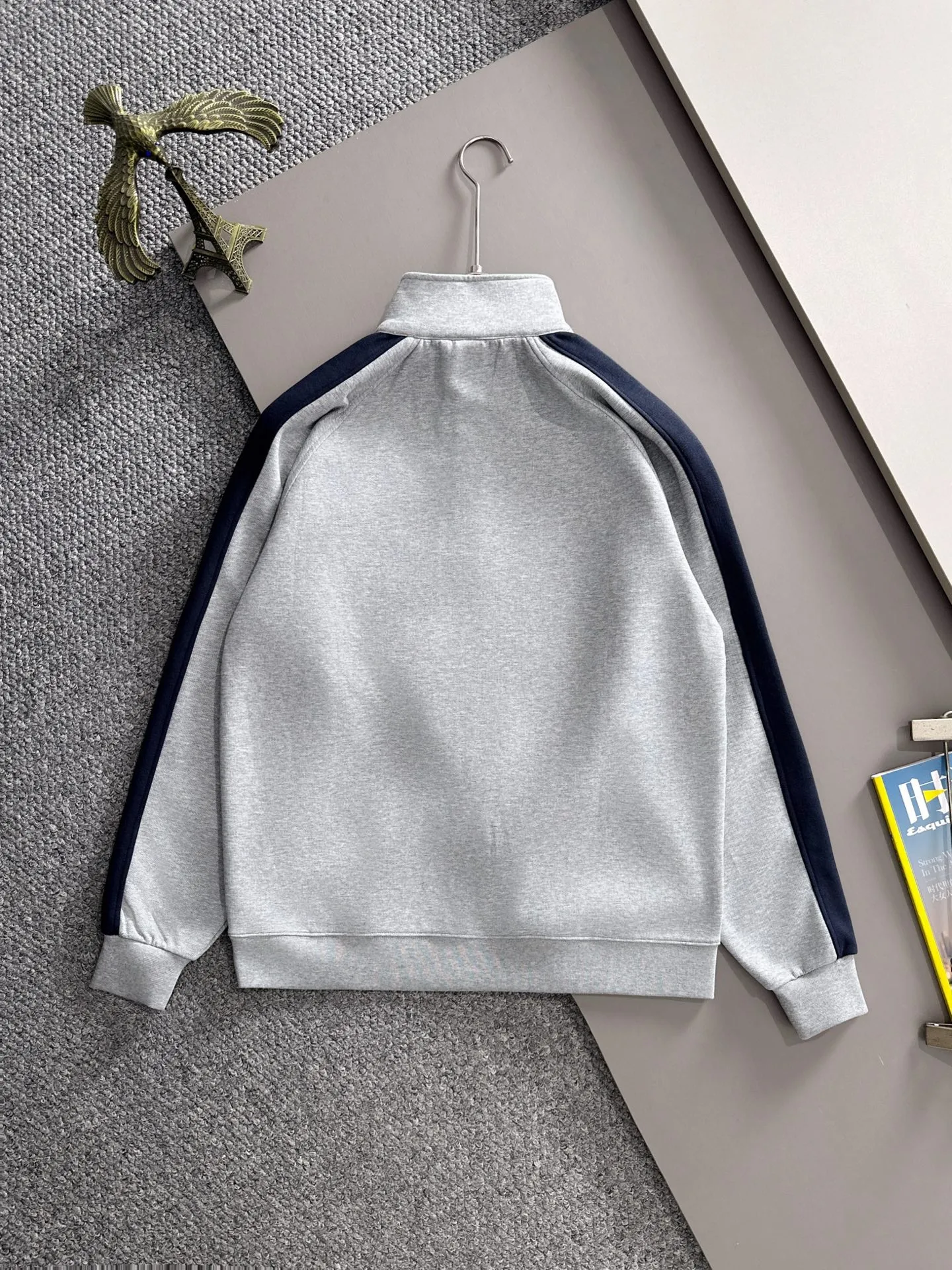 P360 Shitou Daojia's first release of 25ss autumn and winter new lapel sweatshirt long-sleeved men and women. Many celebrities share the same style. Craftsmanship that ordinary small workshops cannot copy. We are not afraid of any challenges in terms of materials, detail restoration and craftsmanship, just to provide you with wonderful products. Compare the top original versions at will. No expense is spared just to do better. Unique imported fabric feel. Purely imported German machine production. Precision operation. Thousands of needles density. Full set of new accessories with three standards for simultaneous customization. The upper body is versatile and fashionable. A perfect choice for autumn and winter. A must-have item. Size chart: m-4XL (Please state your height and weight when placing an order.